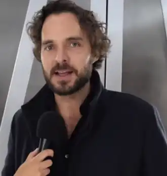 Manolo Cardona interprète Eduardo Sandoval.