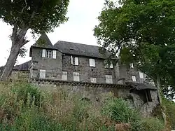 Castel dans le bourg de Mansac.