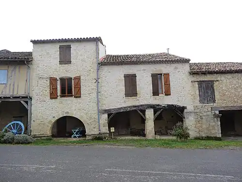Maisons anciennes et arcades.