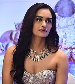 Le Conseil indien de promotion des exportations de pierres précieuses et de bijoux a annoncé Manushi Chhillar comme son ambassadeur en 2023.