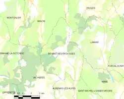 Carte élémentaire montrant les limites de la commune, les communes voisines, les zones de végétation et les routes