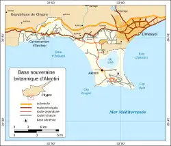 Carte de la base d'Akrotiri détaillant le réseau routier, les zones d'habitation et la piste de l'aérodrome militaire britannique. Légende et indications géographiques de la zone.