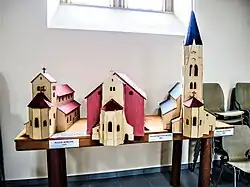Maquettes de l'évolution de l'église.