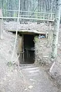 Reconstruction d'une cachette de la résistance, dans la forêt de Boubon.
