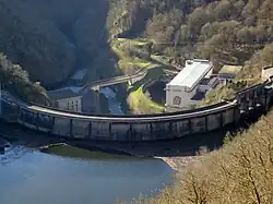 La vue du barrage depuis le belvédère.