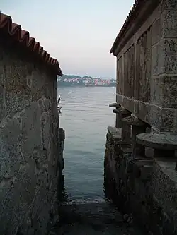 Grenier galicien sur pilotis au bord de la mer