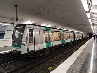 Rame MF 01 à quai en direction de Mairie de Montreuil.