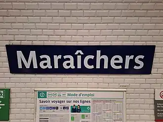 Plaque émaillée indiquant le nom de la station.