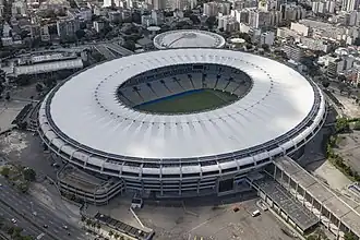 Vue aérienne du stade Maracanã couvert et de ses alentours avec les immeubles de la ville en arrière-plan.