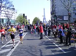 Groupe de musique et vue sur la tour Eiffel.