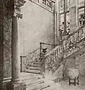 Escalier en marbre à l'intérieur de la propriété.