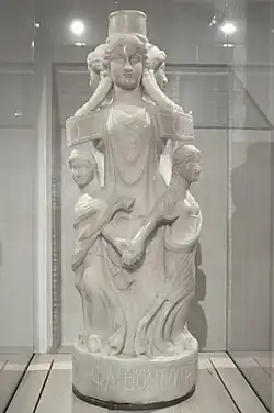 Trois Hécate (la nouvelle lune : la mort ou la renaissance). Marbre daté 389 EC. H. 75&nbsp;cm. Mithréum de Saïda, Sidon, Liban. Louvre