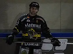 Photographie de Thinel avec le maillot noir des Dragons