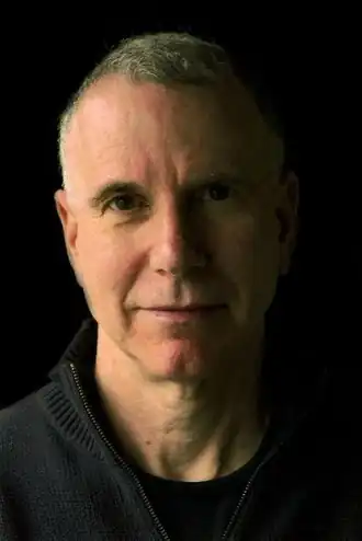 portrait d'une homme aux cheveux gris courts