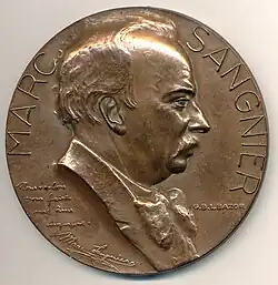 Avers de la médaille honorant Marc Sangnier, bronze, 81&nbsp;mm, œuvre de Lucien Bazor.