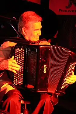 Portrait de Marcel Azzola avec son accordéon lors d'un concert à Nozières le 13 juin 2005
