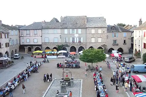 Marché nocturne des vendredis d'été.
