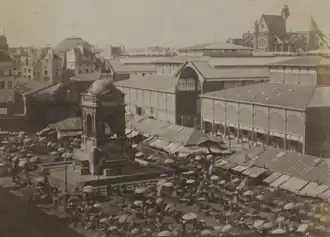 Le marché des Innocents vers 1858 avant sa suppression. À droite, les pavillons de Baltard qui viennent d'être édifiés.