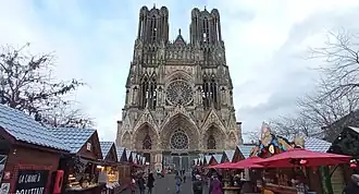 Marchéle département de Noël devant la Cathédrale.