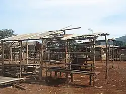 Place du marché de Bana. Le marché se tient tous les huit jours.