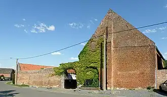 Ferme traditionnelle clôturée.