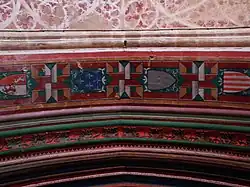 Détails du décor et des blasons dans le décor du portail central