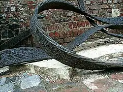 Câble tressé à plat pour manœuvrer les cages d'ascenseurs.