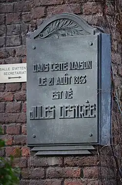 Plaque apposée sur la façade de sa maison à Marcinelle.