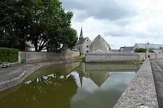 La mare et l'église Sainte-Croix.