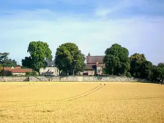 Vue sur le manoir de la grande ferme et l'église, à l'est de la butte de Mareil.