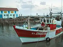 Bateau de pêche amarré au port de La Cayenne.