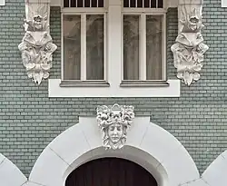 À l'entrée de l'habitat collectif Margaretenstraße 100 à Vienne. Mai 2019.