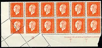 Photographie de timbres dont les perforations sont obliques par rapport à la verticale ou l'horizontale.