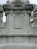 Čelní část podstavce s chronogramem