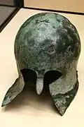 Casque grec en bronze de type corinthien (VIIe siècle av. J.-C.). Musée de Mariemont, Belgique.