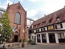 Accueil du prieuré et entrée par le transept Sud.