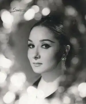 Portrait photo en noir et blanc d'une jeune femme.