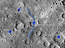 Image Mariner 10 Antoniadi Dorsum reliant deux cratères non nommés, et coupant le cratère Geddes