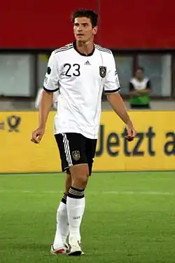 Gómez sur le terrain en tenue blanche de l'Allemagne