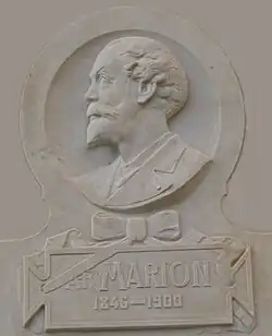 Médaillon de AF Marion sur le mur Estde la Station marine d'Endoume