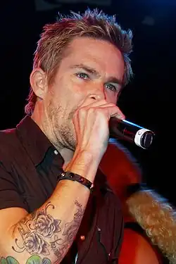 Mark McGrath interprète Martin Brody.