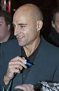 Mark Strong interprète Stewart Menzies.