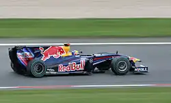Photo vue de droite de la Red Bull RB5 de Webber en piste