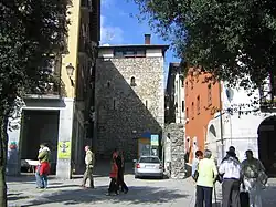 Façade arrière de la maison-tour Antxia