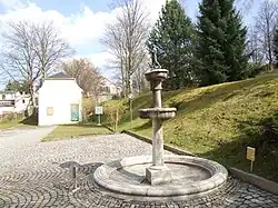 Colonne étrusque conçue en grès du type pietra serena. Artéfact monumental réaffecté comme support à un ouvrage romain.