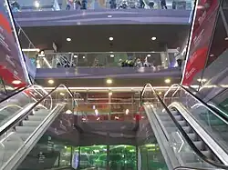 Exposition archéologique et parkings (vitres vertes).