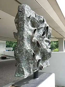 Afrikanisch, später Gruß an Willi Baumeister (2002) (Skulpturenmuseum Glaskasten) devant la mairie de Marl.