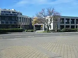 Bâtiment public situé le long d'une route.