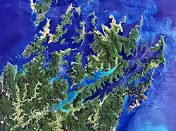 Photographie satellite d'un réseau de cheanux maritimes, de presqu'îles et d'îles.