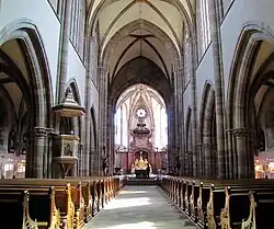 Vue intérieure de la nefvers le chœur.